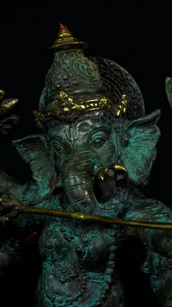 Statue sacrée bénie – Ganesh n°3 – 39 cm, détail sculpté n°10
