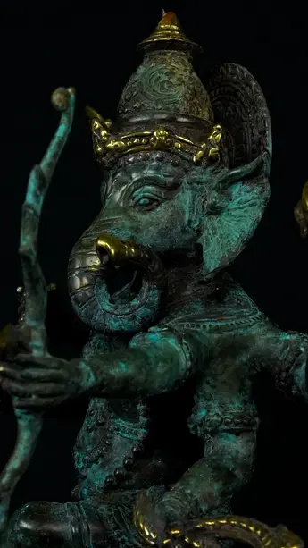 Statue sacrée bénie – Ganesh n°3 – 39 cm, détail sculpté n°14