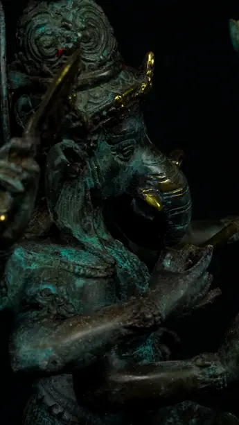 Statue sacrée bénie – Ganesh n°3 – 39 cm, détail sculpté n°18