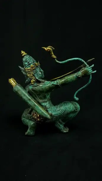 Indra n°1 bandant son arc, profil droit