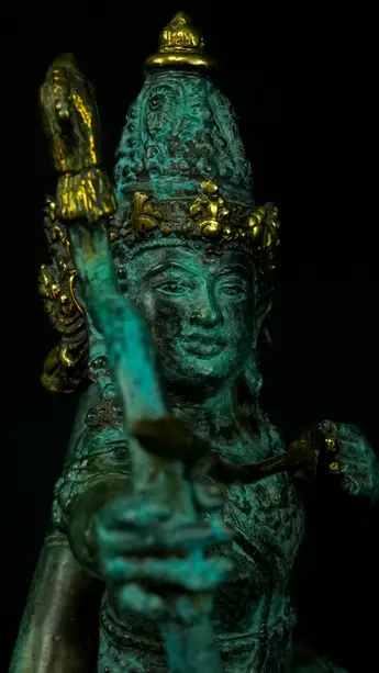 Statue sacrée bénie – Indra à l’arc n°1 – 34 cm, détail sculpté n°2