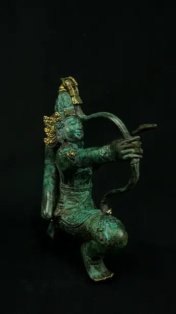 Indra n°2 bandant son arc, vue arrière