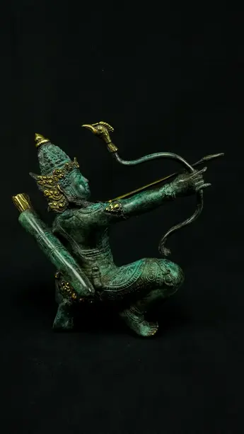 Indra n°2 bandant son arc, vue de profil