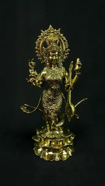 Saraswati bénie sur son cygne, vue de face