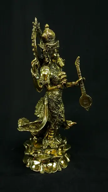 Saraswati sur son cygne, profil droit