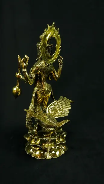Statue sacrée bénie – Saraswati au cygne, détail sculpté n°1
