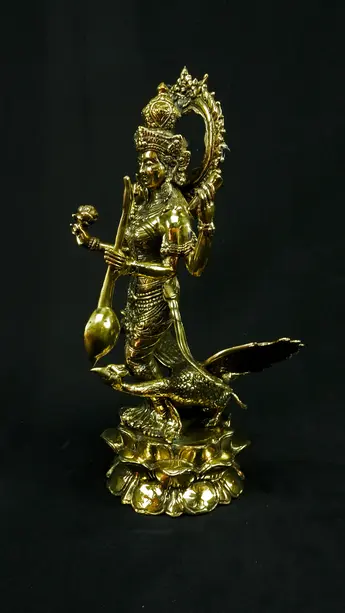 Statue sacrée bénie – Saraswati au cygne, détail sculpté n°3
