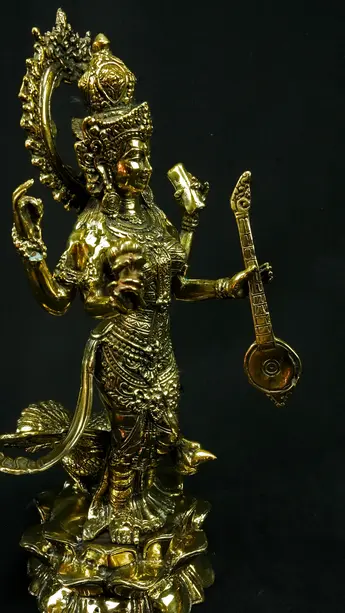 Statue sacrée bénie – Saraswati au cygne, détail sculpté n°6