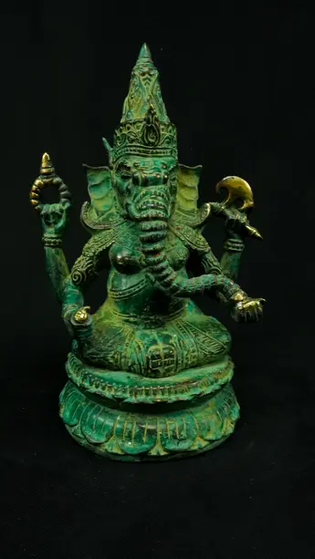 Statue sacrée bénie – Ganesh vert – 24 cm, détail sculpté n°1