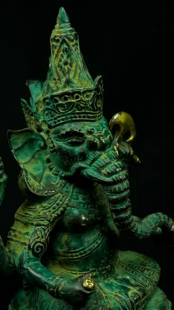 Statue sacrée bénie – Ganesh vert – 24 cm, détail sculpté n°4