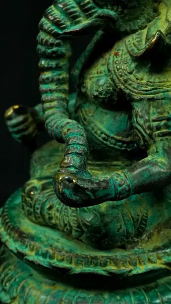 Statue sacrée bénie – Ganesh vert – 24 cm, détail sculpté n°10