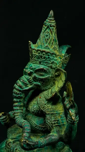 Statue sacrée bénie – Ganesh vert – 24 cm, détail sculpté n°11