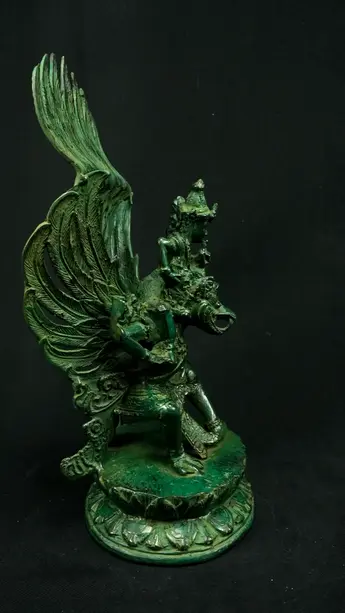 Vishnu béni sur Garuda n°2, profil droit