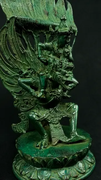 Statue sacrée bénie – Vishnu sur Garuda n°2, détail sculpté n°1