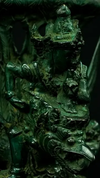 Statue sacrée bénie – Vishnu sur Garuda n°2, détail sculpté n°3