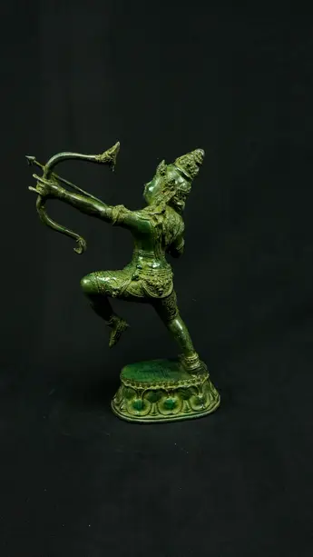 Indra n°3 bandant son arc, profil droit