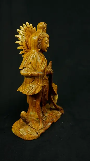 Guanyin en bois de Suar, vue de profil