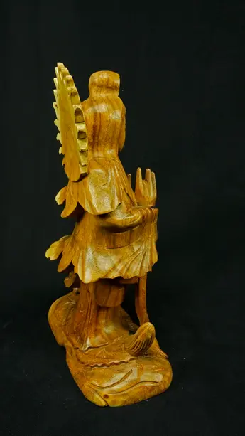 Statue sacrée bénie – Guanyin en bois de suar – 31 cm, détail sculpté n°1