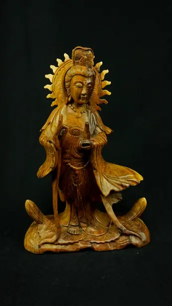 Statue sacrée bénie – Guanyin en bois de suar – 31 cm, détail sculpté n°2