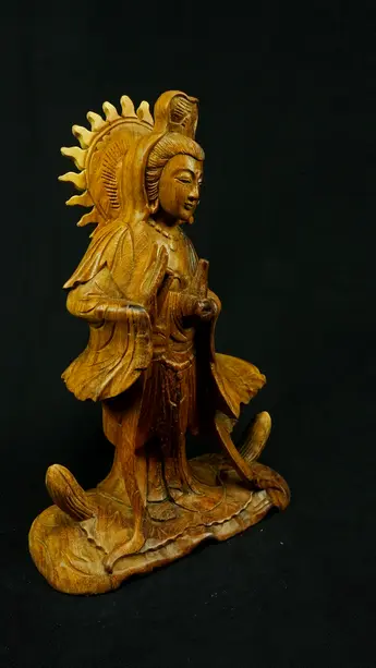 Statue sacrée bénie – Guanyin en bois de suar – 31 cm, détail sculpté n°3