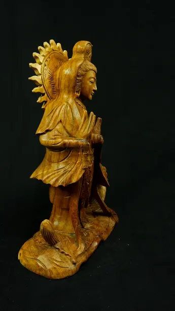 Statue sacrée bénie – Guanyin en bois de suar – 31 cm, détail sculpté n°4