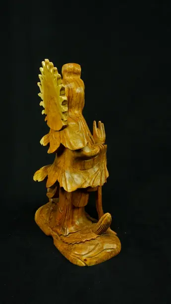 Statue sacrée bénie – Guanyin en bois de suar – 31 cm, détail sculpté n°7