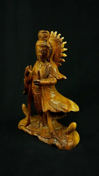 Statue sacrée bénie – Guanyin en bois de suar – 31 cm, détail sculpté n°14