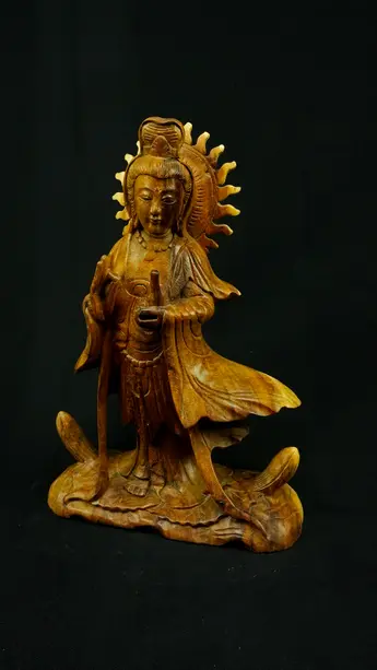 Guanyin en bois de Suar, vue de face