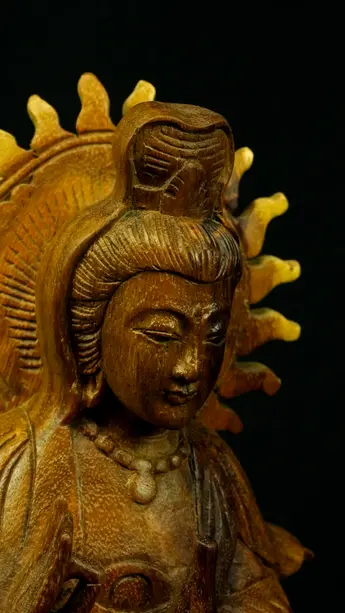 Statue sacrée bénie – Guanyin en bois de suar – 31 cm, détail sculpté n°15