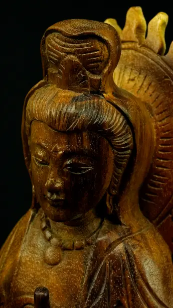 Statue sacrée bénie – Guanyin en bois de suar – 31 cm, détail sculpté n°16