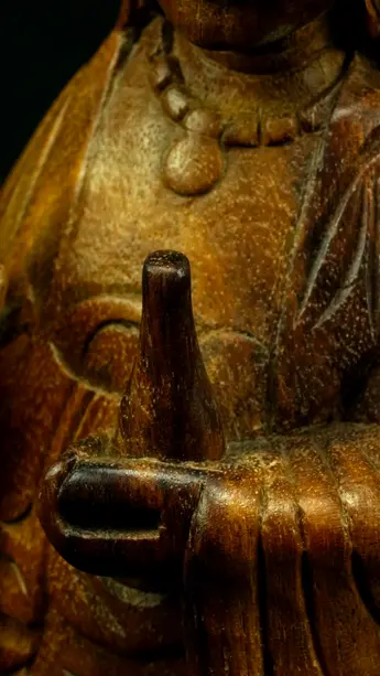 Statue sacrée bénie – Guanyin en bois de suar – 31 cm, détail sculpté n°17