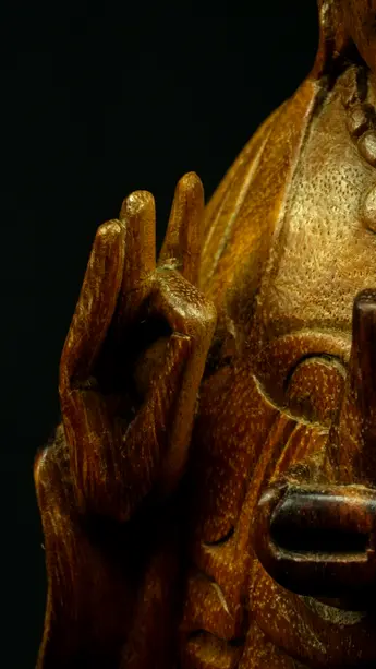 Statue sacrée bénie – Guanyin en bois de suar – 31 cm, détail sculpté n°18