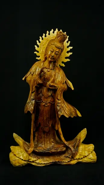 Statue bénie de Guanyin en bois de suar, vue de profil