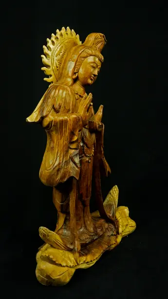 Statue bénie de Guanyin en bois de suar, vue de face