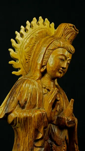 Détail du visage et des mains de Guanyin en bois de suar