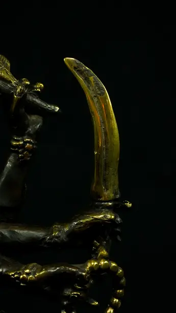Statue sacrée bénie – Shiva Nataraja n°2 – 34 cm, détail sculpté n°1