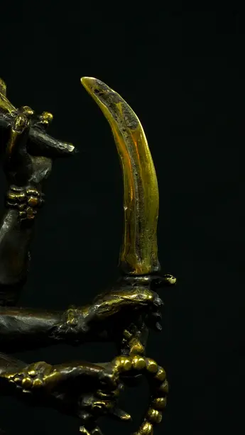 Statue sacrée bénie – Shiva Nataraja n°2 – 34 cm, détail sculpté n°2