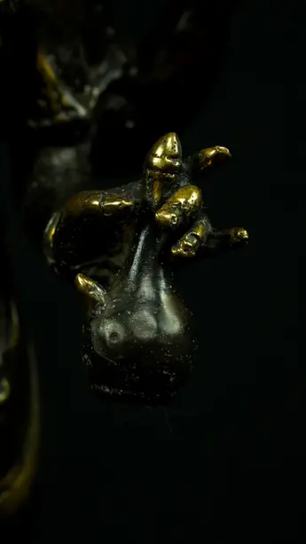 Détail des mains sculptées de Brahma de forme indonésienne
