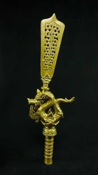 Dague Dragon n°2 présentée verticalement