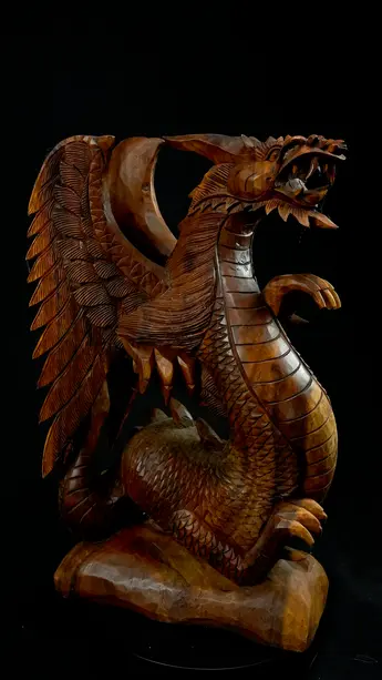 Dragon béni n°2 en bois de suar, vue de trois quarts