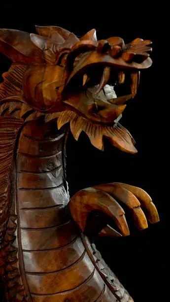 Détail de la tête du Dragon béni n°2 en bois de suar
