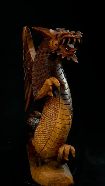 Dragon béni n°3 en bois de suar, vue de profil