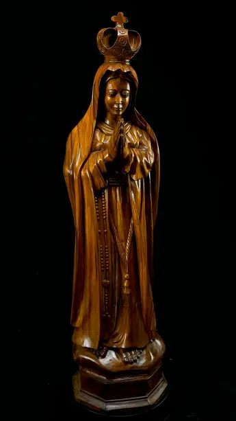 Vierge Couronnée bénie sculptée en bois de suar