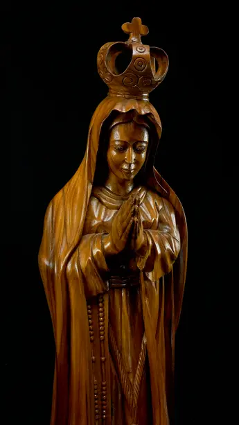 Vierge Couronnée bénie en bois de suar, vue rapprochée