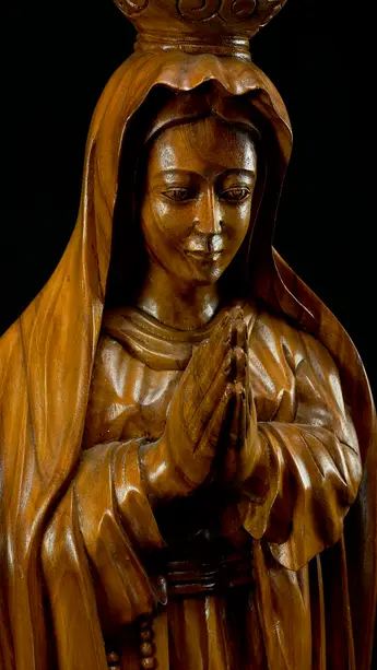 Détail du visage et des mains jointes de la Vierge Couronnée