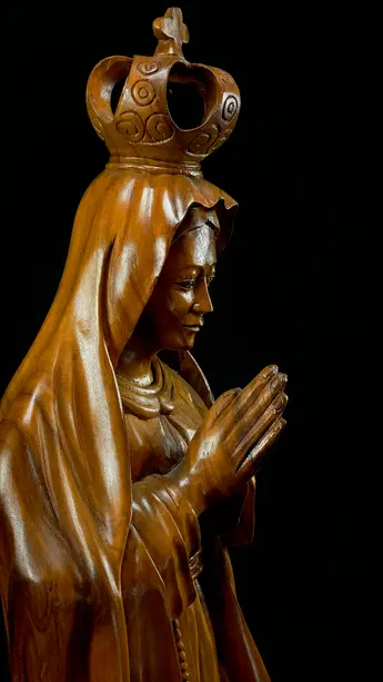 Vierge Couronnée bénie en bois de suar, vue de profil