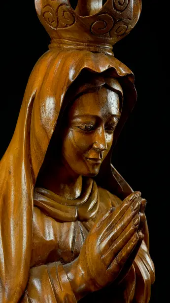 Détail du visage de la Vierge Couronnée, vue de profil