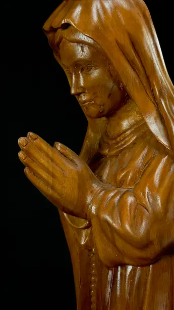 Détail des mains jointes de la Vierge Couronnée n°2