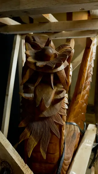 Grand dragon béni sculpté en bois de suar, vue complémentaire n°7