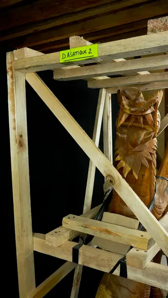 Grand dragon béni sculpté en bois de suar, vue complémentaire n°9